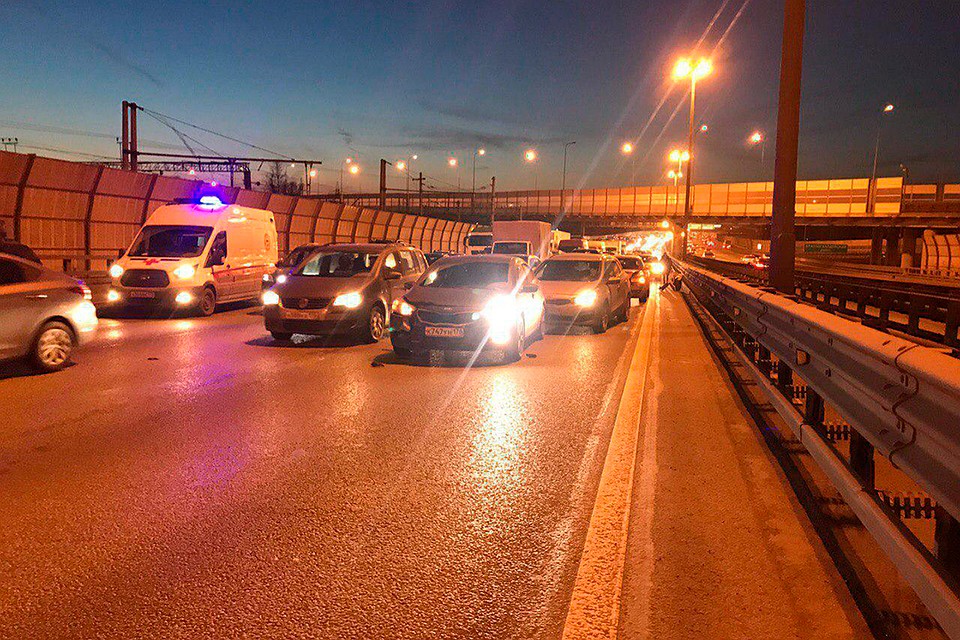 Из-за массовой аварии на КАД вечером 22 ноября скопилась пробка. Фото: "ДТП и ЧП Петербург"