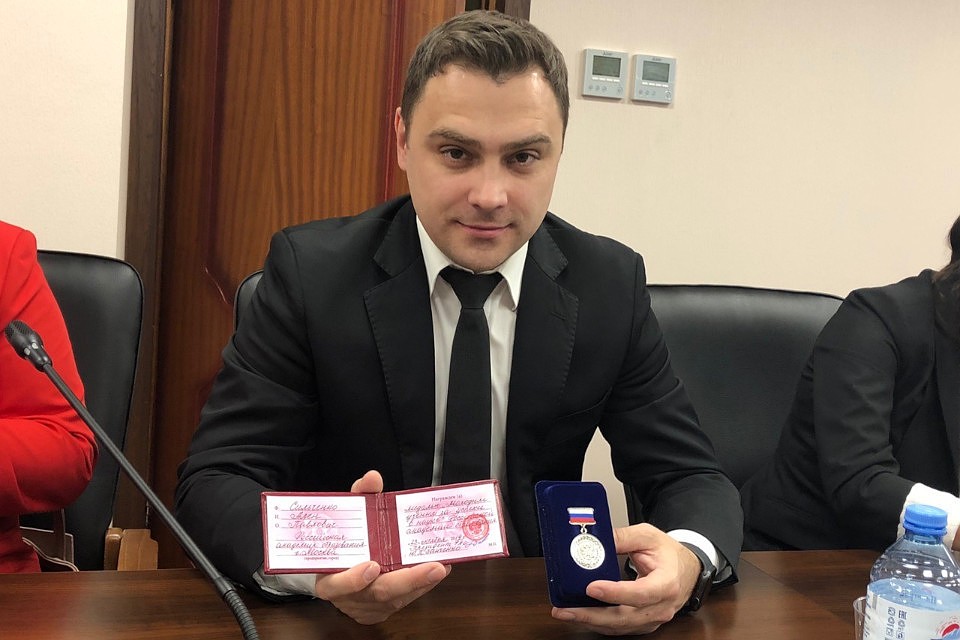 Учёный из Твери с медалью РАО. Фото: vk.com/allen_strelna / Ален Сильченко