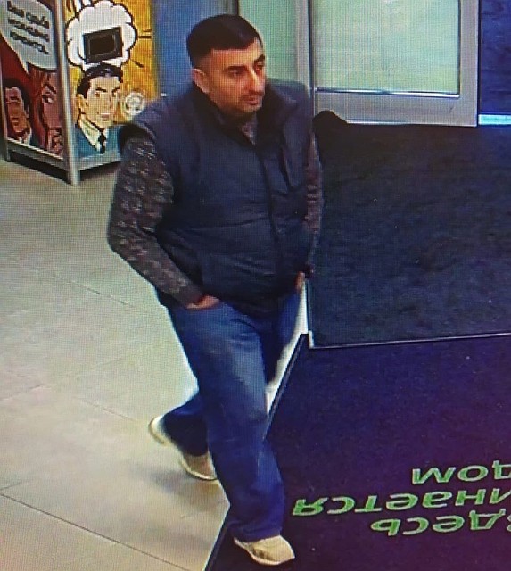 Возможный преступник попал в объектив камеры видеонаблюдения.