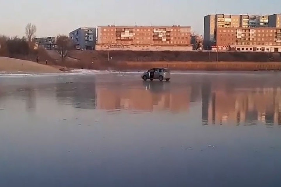 В Дзержинске экстремалы на внедорожниках опробовали лед. ФОТО: Антон Воронец.