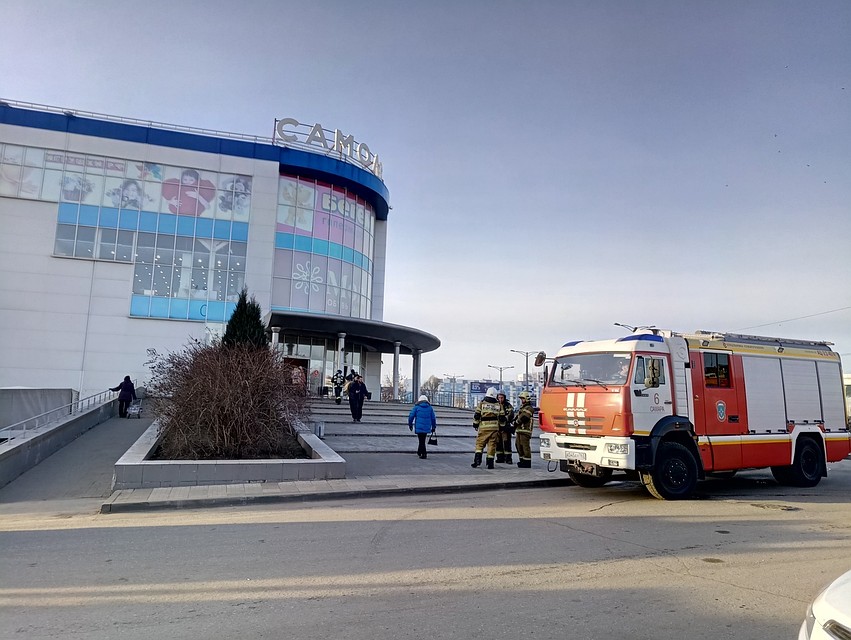 Пожарные подъехали к ТЦ в районе 10 часов утра