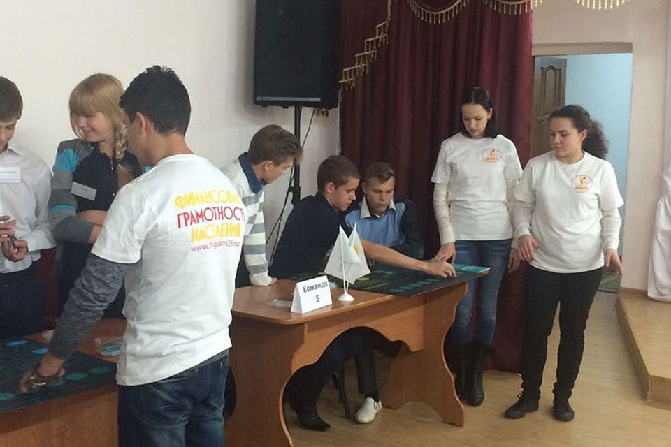 Волонтеры помогают школьникам повысить финансовую грамотность.
