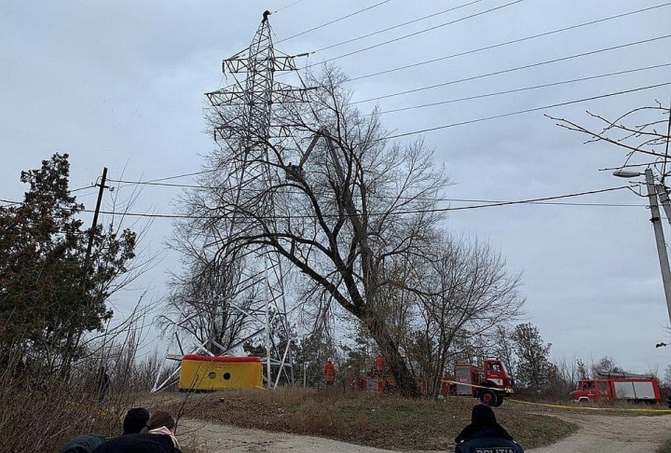 Мужчина просидел на высоковольтном столбе примерно 8 часов. Фото: union fenosa