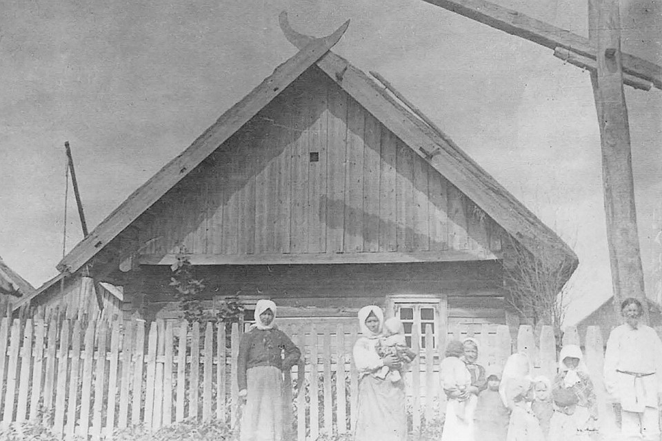 Оберегами у белорусов считались коньки скатных крыш. Фото: Книга «Белорусы на снимках Исаака Сербова»