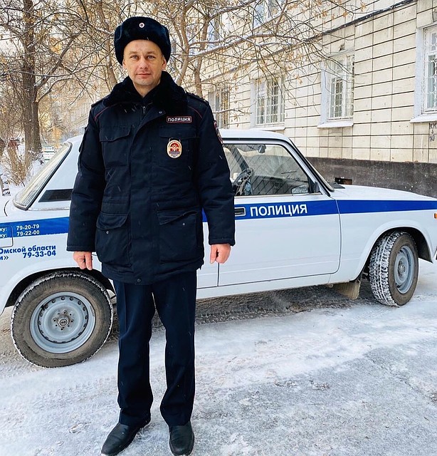 Участковый Евгения Кузлякин спас пожилого человека. Фото: пресс-служба УМВД России по Омской области