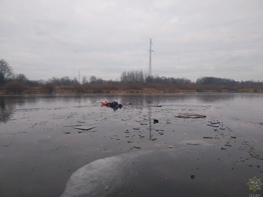 Рыбаки уже вышли на первый лед. Фото: МЧС