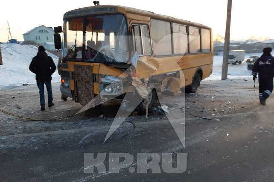Школьный автобус попал в ДТП в Иркутской области, десять кадетов попали в больницу.