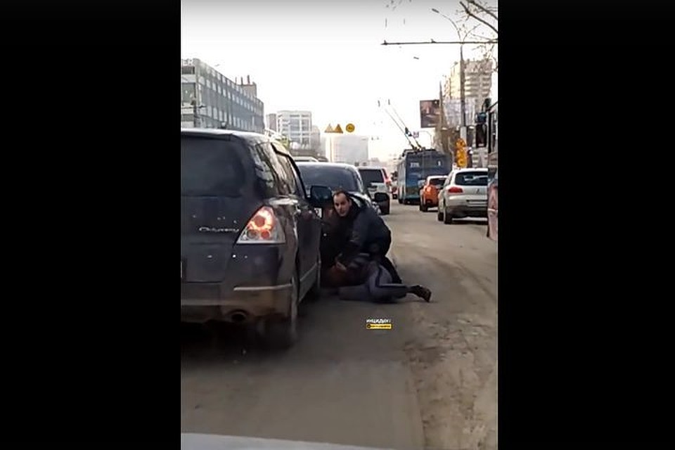 Водитель «Honda Accord» набросился с кулаками на водителя второго автомобиля. Фото: Кадр из видео