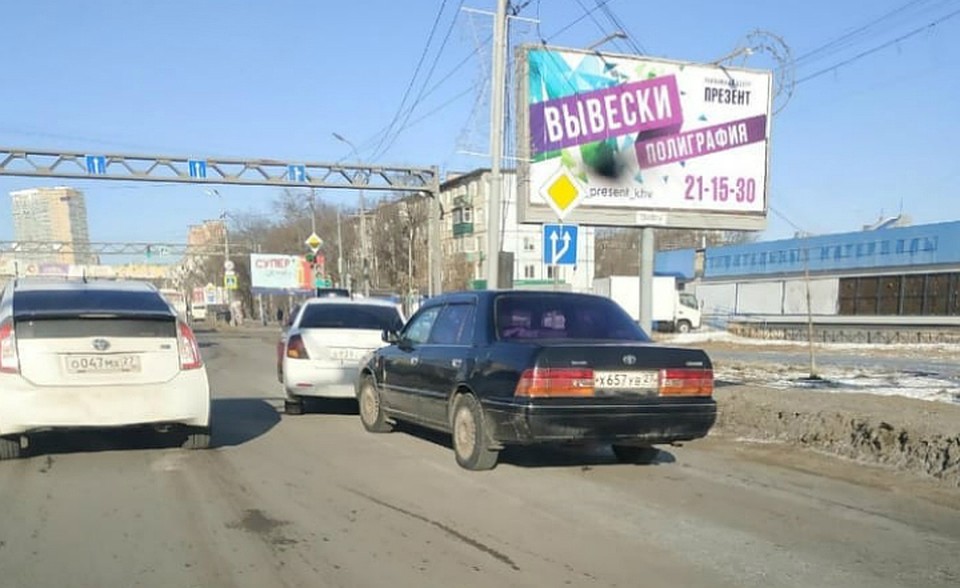 В районе переулка Трубного престарелый гонщик стал участником еще одного ДТП въехав в заднюю часть седана. Фото: соцсети