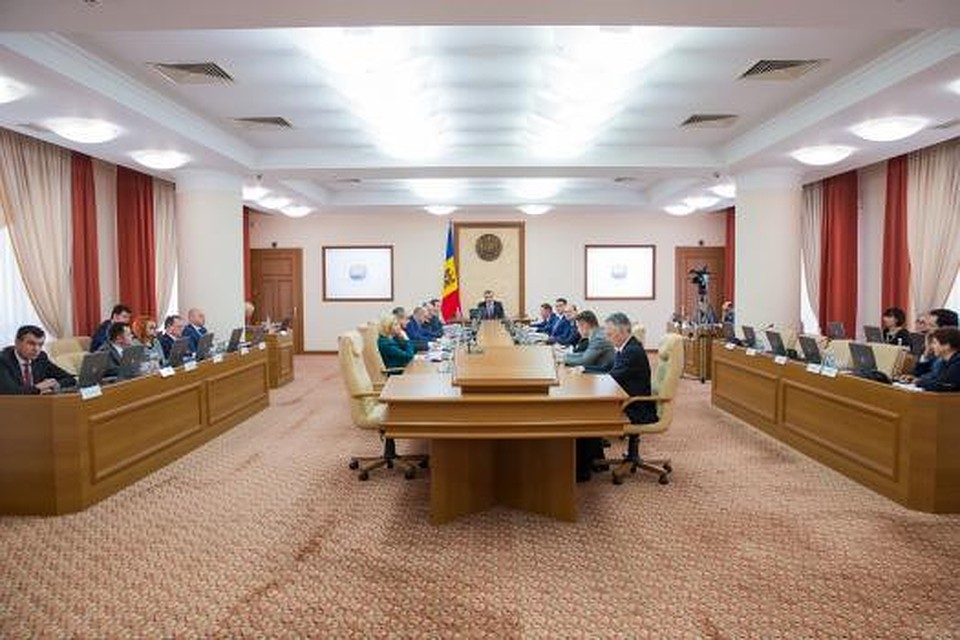 Правительство под руководством Иона Кику является непартийным, и ни один из министров не имеет никакого “политического окраса”