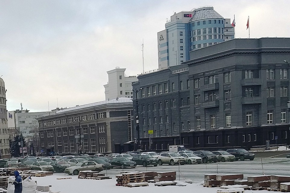 Площадь Революции захватывает стихийная парковка.
