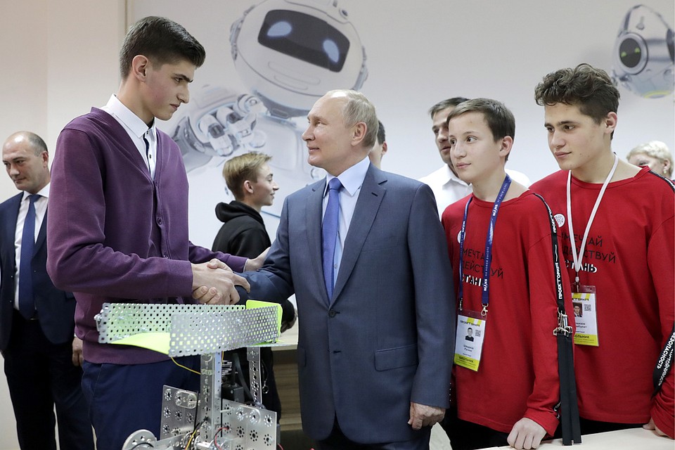Президент РФ Владимир Путин во время посещения ГБОУ "Детская академия "Солнечный город". Фото: Михаил Метцель/ТАСС