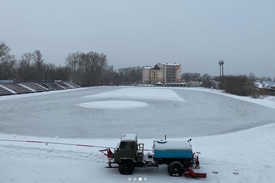 Подготовка ледового катка на стадионе «Клевченя». Фото: www.instagram.com/katok_klevchenya