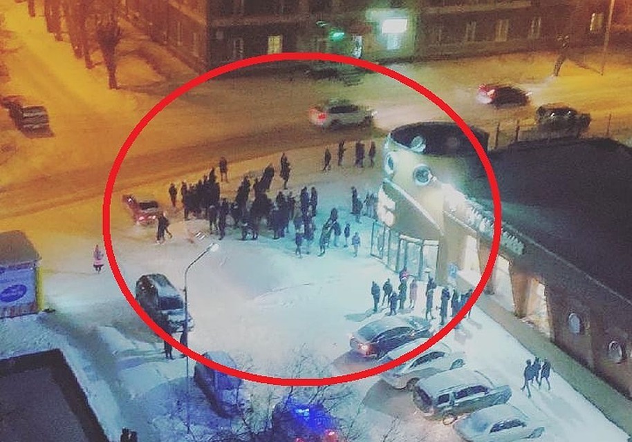 Сход подростков на улице Народной в Новосибирске.