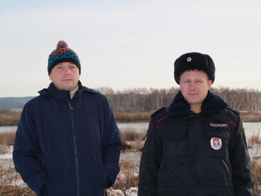 Хрупкий лед: полицейские под Ангарском спасли тонущего рыбака. Фото пресс-службы МВД РФ