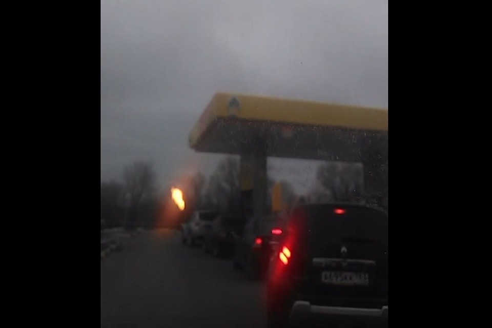 Водители оказались весьма смелыми, и очередь за топливом никто не покинул
