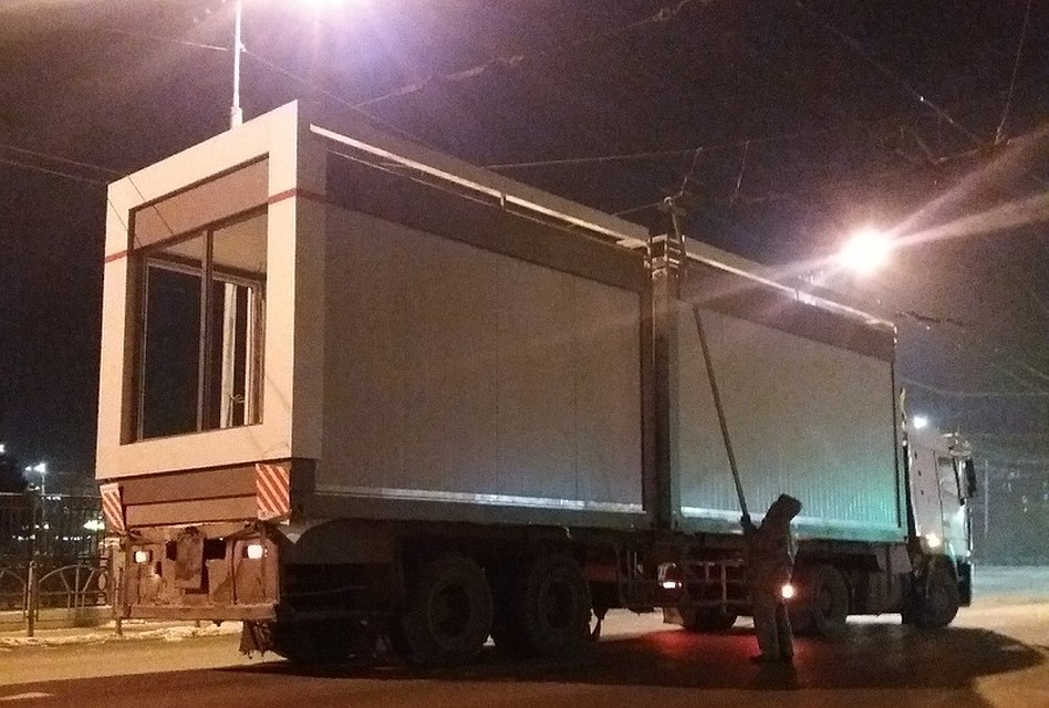 Остановки зацепили за провода.