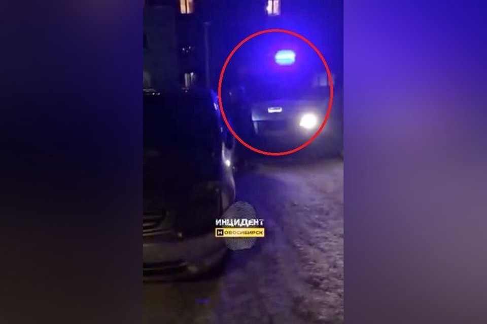 Сибиряк бросил свое авто и заблокировал выезд скорой. Фото: стоп-кадр