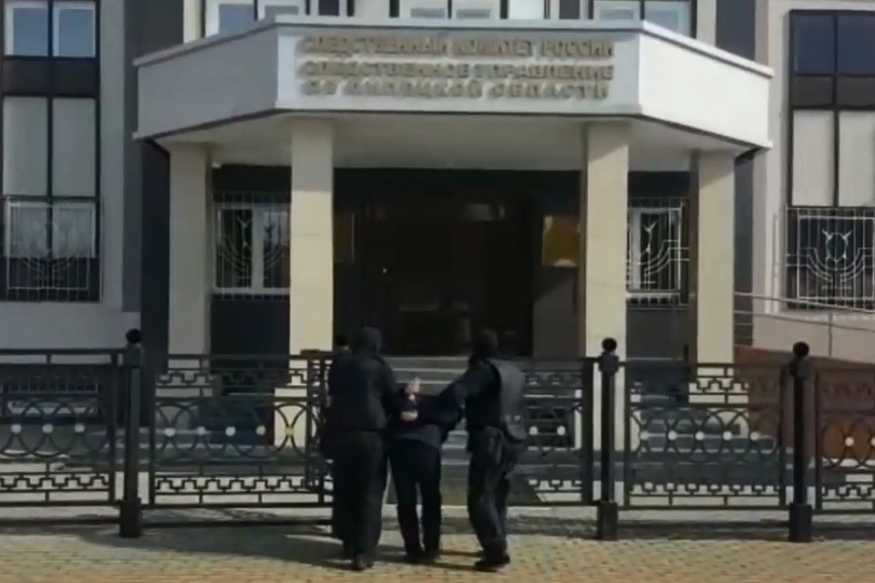 Начальника вывели в наручниках в 2018 году