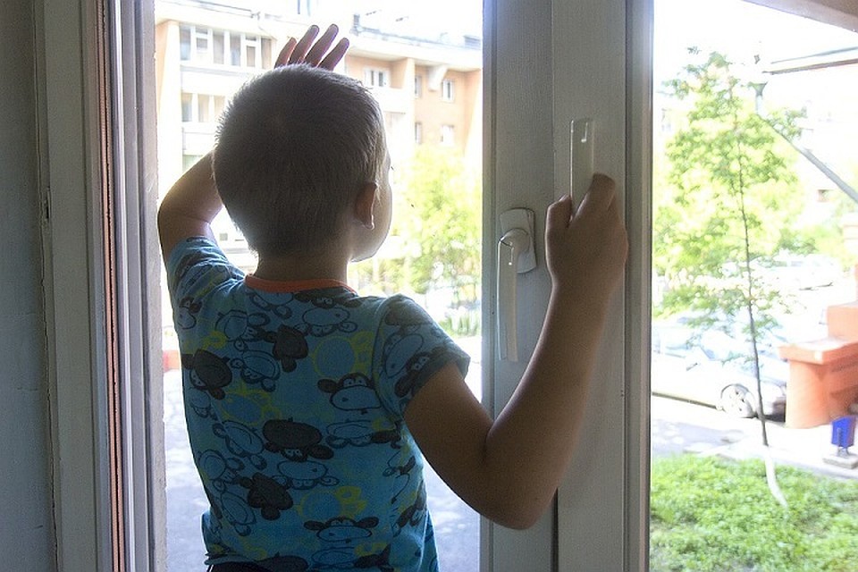 Если днем для мальчика это было место для наблюдений за жизнью на улице, то этой ночью окно превратилось в спасительный выход, благо квартира находится на первом этаже.