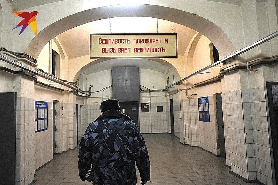 В передаче обнаружили пилюли и порошок