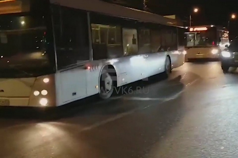 В Красноярске водители двух маршруток устроили разборки в стиле 90-х. Фото: ТВК Красноярск
