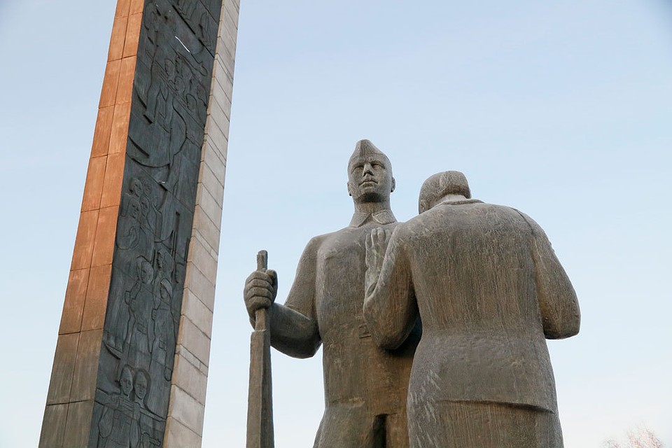 Сергей Меняйло возложил цветы на Мемориале Славы в День неизвестного солдата Фото: Олег УКЛАДОВ