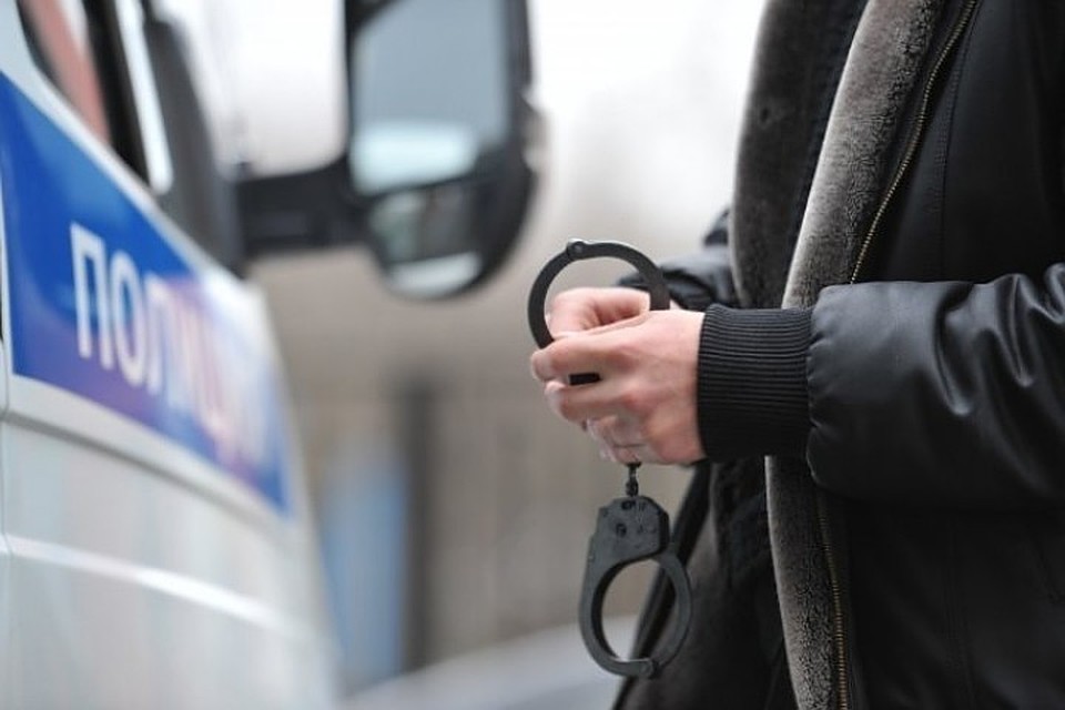 В Братске грабитель ворвался в магазин и напал на 16-летнюю школьницу.