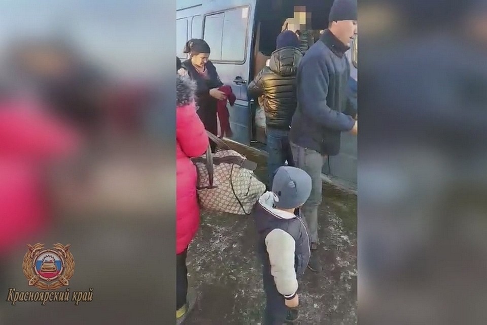 Под Красноярском мигранты перевозили маленьких детей в неисправном автомобиле. Стоп-кадр видео
