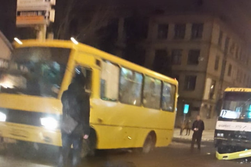 На улице Университетская в Донецке маршрутка №17 сбила 21-летнего пешехода, который получил тяжелые травмы. Фото: vk.com/doninside