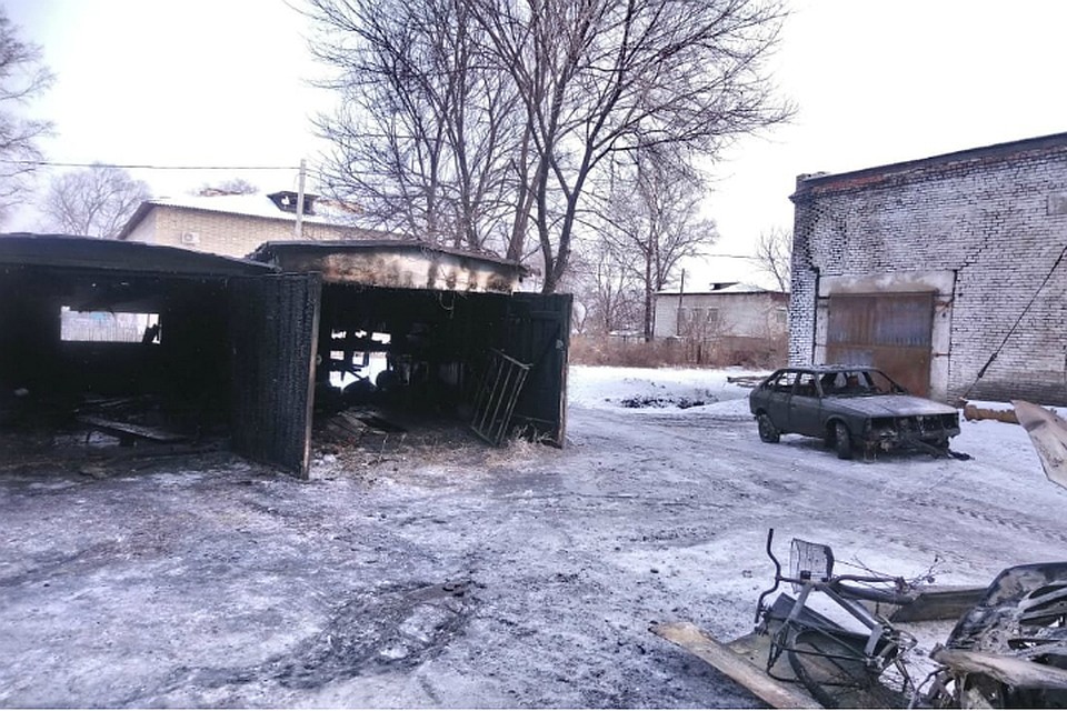 Два гаража сгорели во дворе многоквартирника в ЕАО
