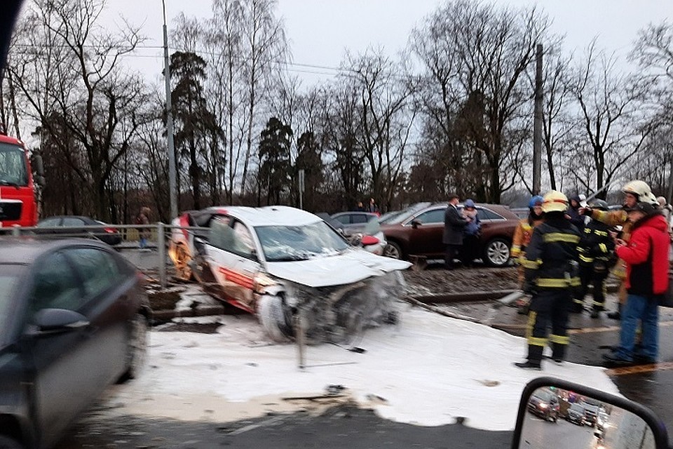 В массовой аварии пострадала девушки-водитель "Ауди" и ее пассажир. Фото: vk.com/spb_today