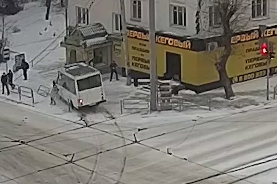 Маршрутка вылетела на остановку в Челябинске.
