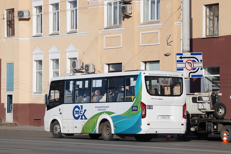 Каждый второй платит безналичкой.