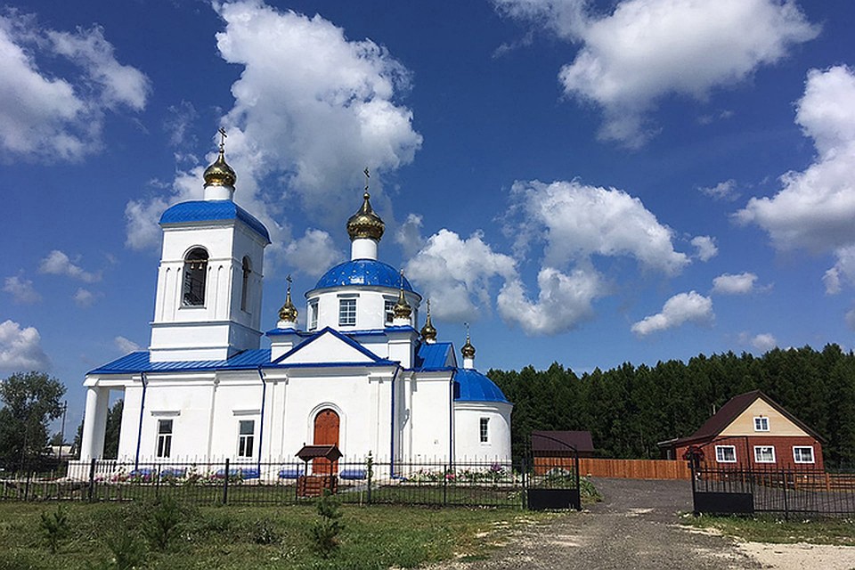 У возрожденного в 90-е годы прихода службы проходили в приспособленном помещении. И вот теперь есть новый храм!