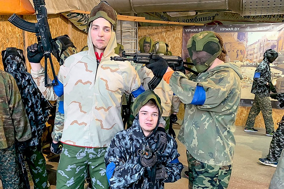 По задумке тренеров во время игры в страйкбол хоккеисты смогли выплеснуть весь негатив, сплотиться и проявить природную агрессию. Фото: hockey.by