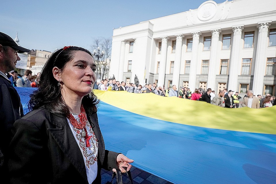 Митинг сторонников нового закона о языке у стен Рады.
