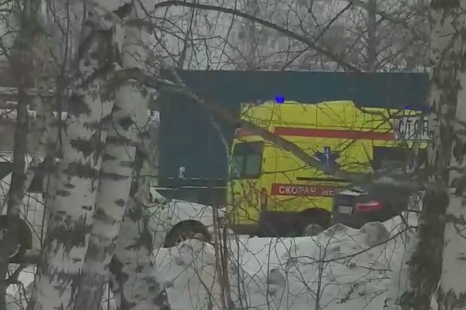 В Лесосибирске реанимобиль долго простоял на переезде из-за остановившегося поезда. Стоп-кадр видео "ЧП Лесосибирск"