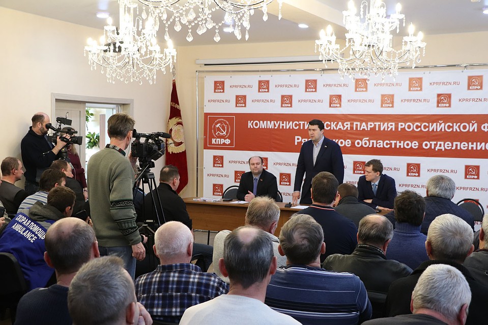 На встречу пришло несколько десятков человек. Фото: пресс-служба регионального отделения КПРФ.