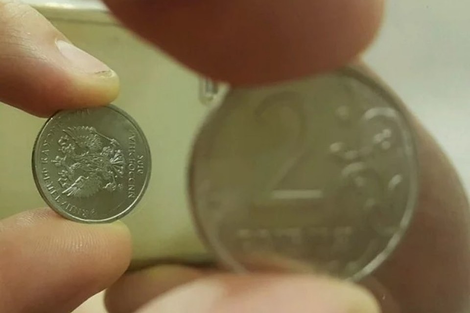 Петербуржец предлагает купить у него бракованую монету за миллиард рублей. Причина в редком браке - аверс развернут на 90 градусов относительно реверса. Фото: скриншот сайта Avito