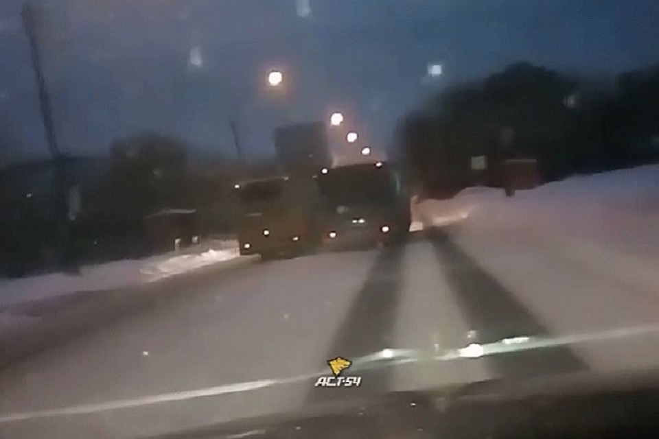 Два автобуса выехали на встречную полосу.