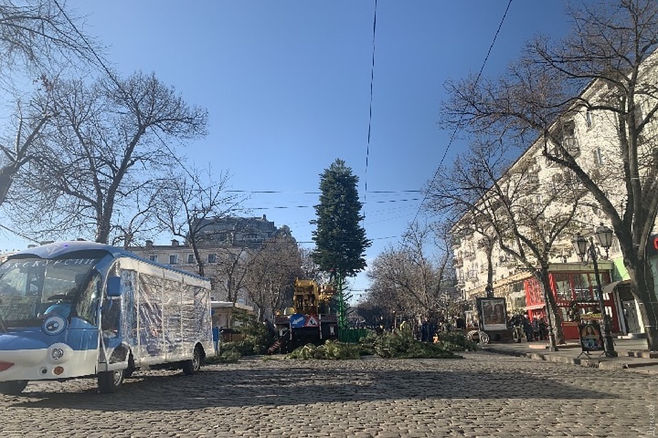 Несмотря на траур, в центре Одессы играет музыка и готовятся к Новому году. Фото: dumskaya.net