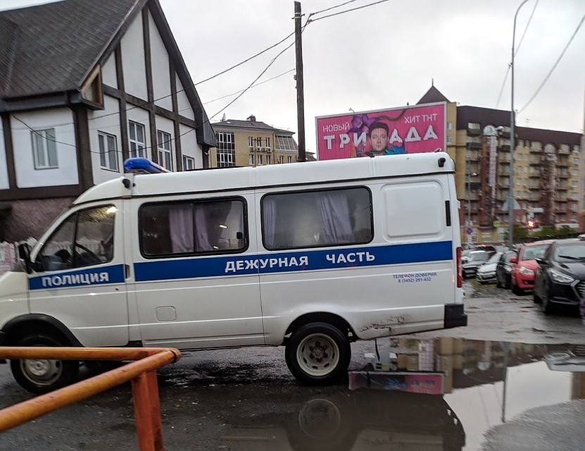 В Тюменской области знакомый побил человека на остановке.