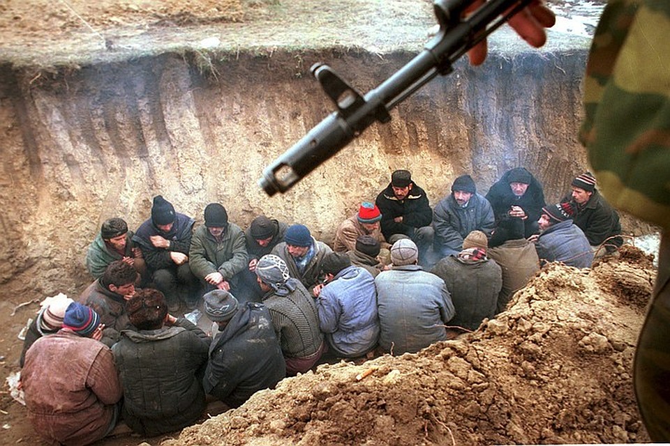 Задержанные чеченские боевики. Этот снимок фотокора «Комсомолки» Владимира Веленгурина получил первое место на выставке World Press Photo в 2001 году.