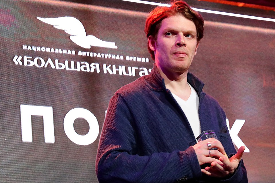 Писатель Григорий Служитель, получивший приз в номинации "Особый почерк" за роман "Дни Савелия", на церемонии вручения национальной литературной премии "Большая книга". Фото: Вячеслав Прокофьев/ТАСС