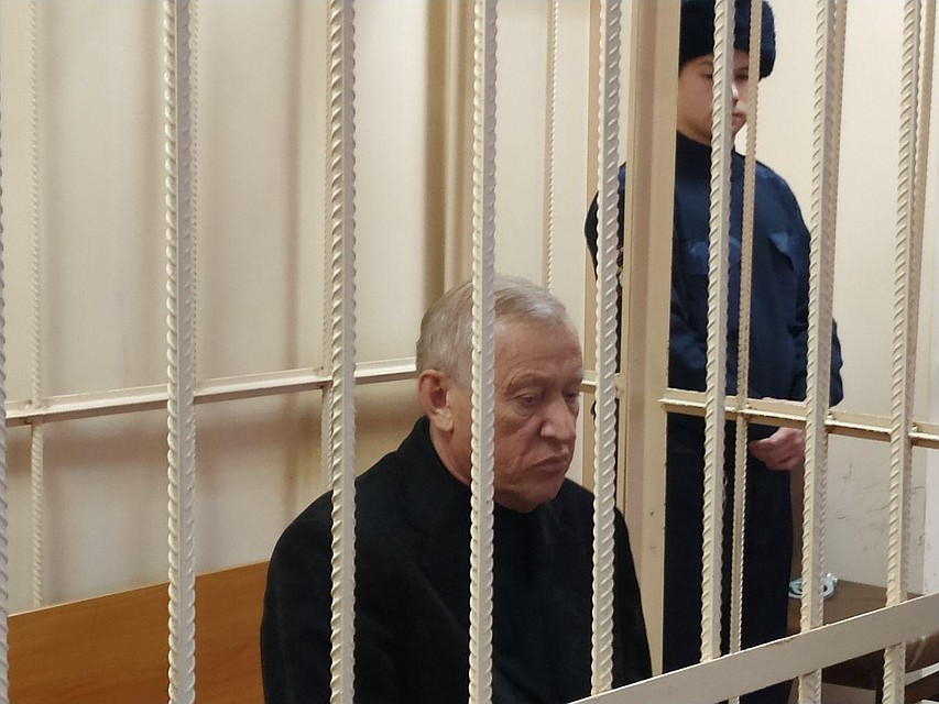 Грустный Евгений Тефтелев в зале суда.