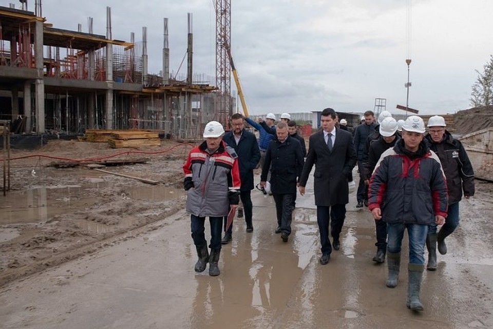 Стройплощадку онкоцентра губернатор инспектировал лично.