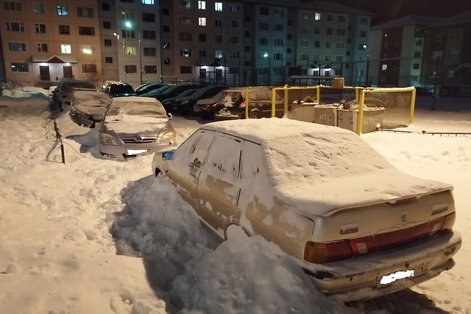 В Салехарде во дворе, где погибла бабушка от падения снега, вновь сошла с крыши лавина Фото: группа "В Салехарде" vk.com