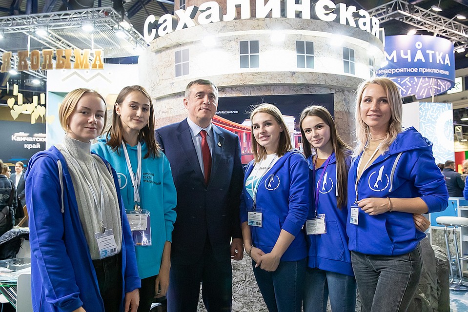 Губернатор Валерий Лимаренко с волонтерами на стенде Сахалинской области. Фото предоставлено пресс-службой правительства Сахалинской области.