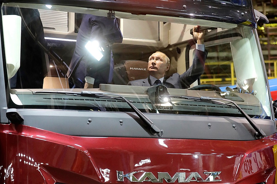 Президенту показали новую модель КАМАЗа и прототип грузовика КАМАЗ-2020. Фото: Михаил Метцель/ТАСС